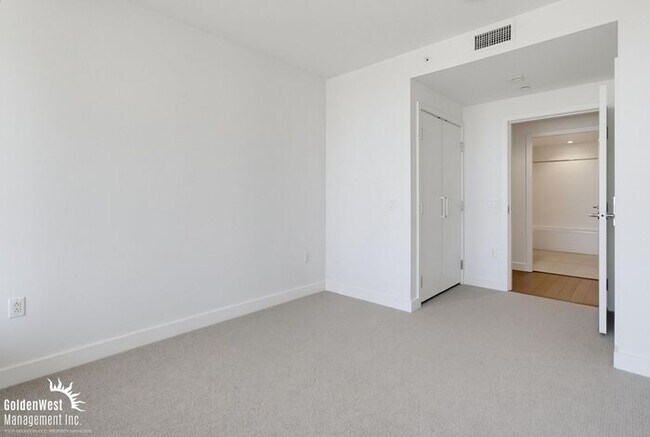 Building Photo - Modern 2Bdm 2Ba Condo with Stunning Bay Views in Savina Downtown San Diego!