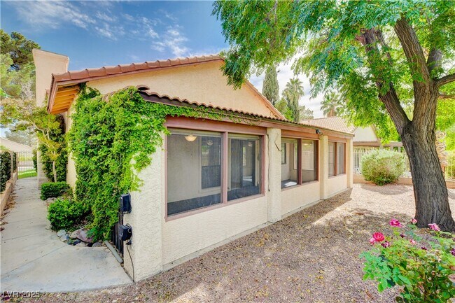 Building Photo - 4921 Fiesta Lakes St