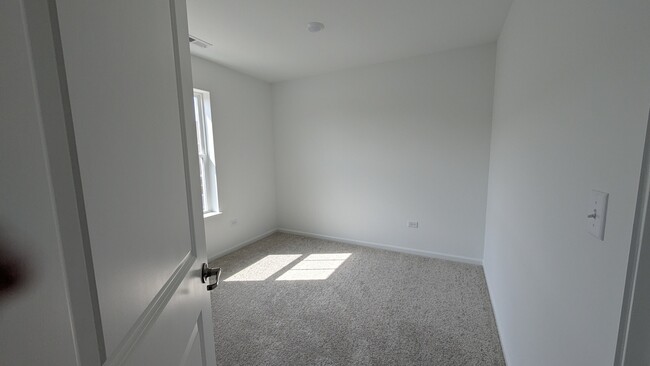 Building Photo - 527 Red Oak Cir