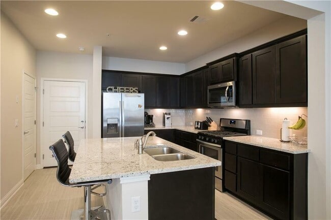 Building Photo - 6814 E Riverside Dr