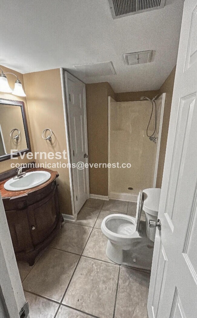 Building Photo - 3 Bed/2 Bath Home with Garage / Pet-Friendly / Vouchers Accepted / Available Now!