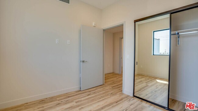 Building Photo - 1540 S Hayworth Ave