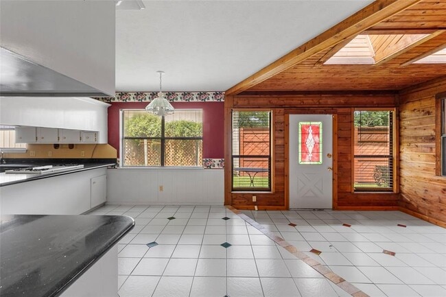 Building Photo - 2101 Bush Dr