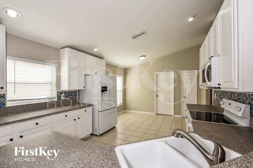 Building Photo - 9783 Gladiolus Bulb Loop