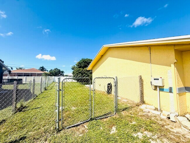Building Photo - 1453 SW Sudder Ave