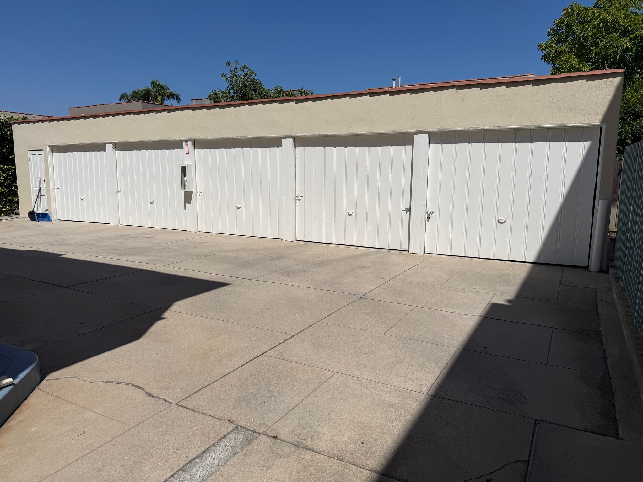 1 Car Garage - 1068 S Orange Grove Ave