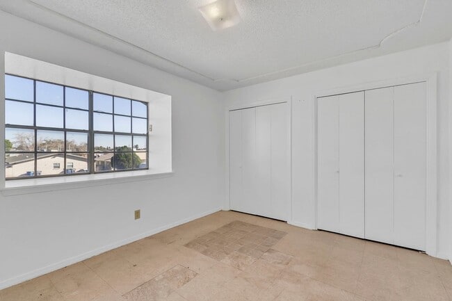 Building Photo - Charming townhouse for rent