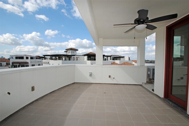 Building Photo - 302 Calle Sevilla Pl