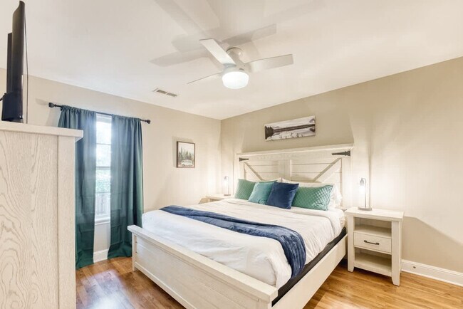 Building Photo - 1515 NW Bell Royal Ct