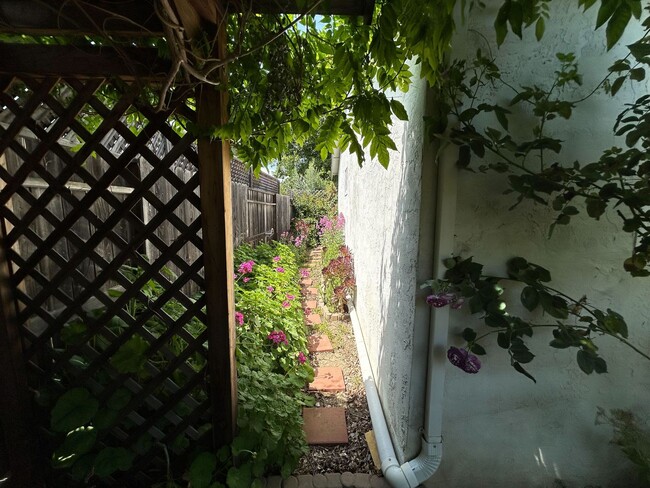 Building Photo - Spacious 3-Bedroom Home in Southtown Vacav...