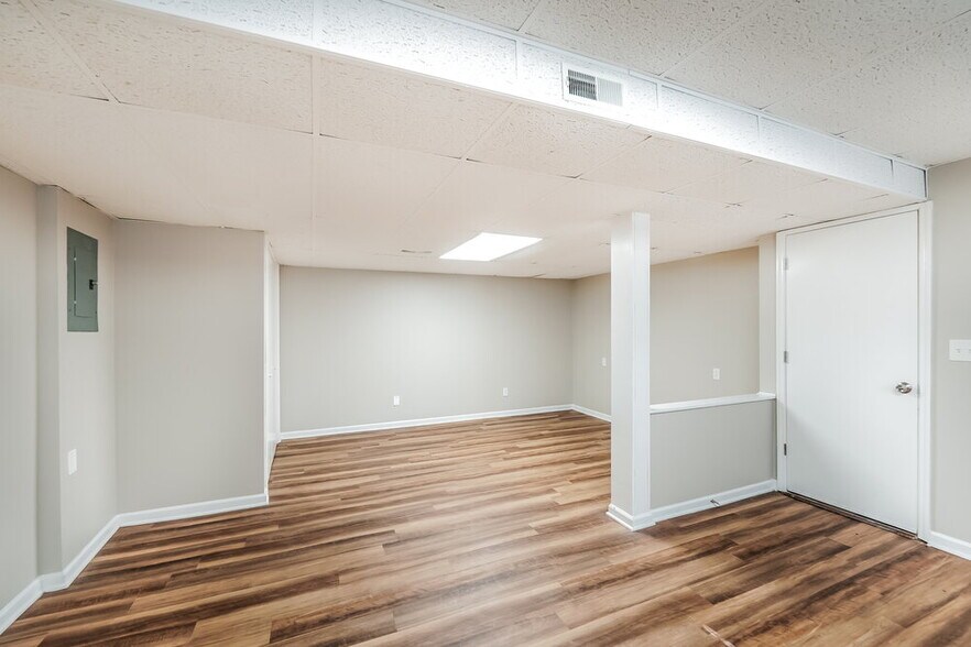 Building Photo - 5823 Willow Crest Dr