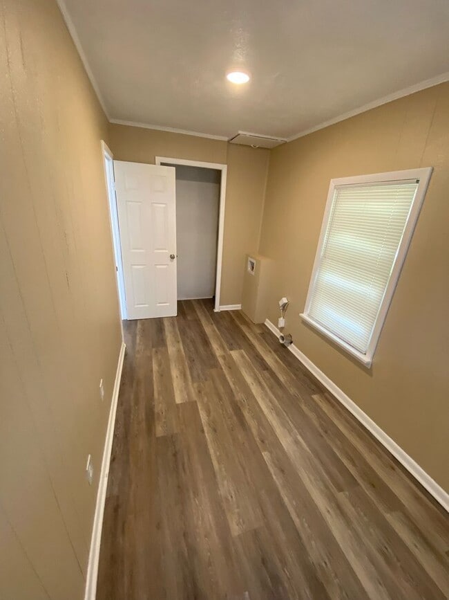 Building Photo - 4 Bed 1 Bath House