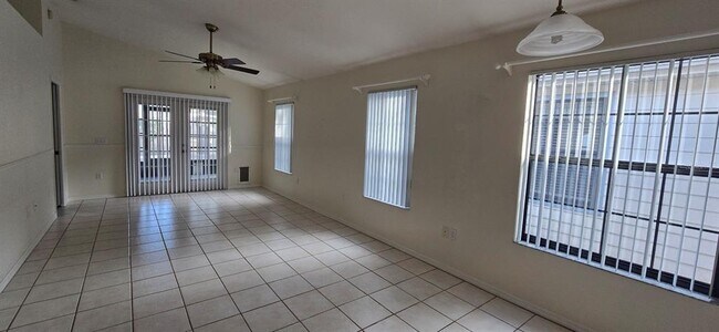 Building Photo - 2315 NE 40th Ave