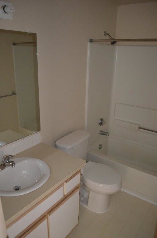 Building Photo - Stylish Modern 3 Bed, 2.5 Bath Townhouse i...