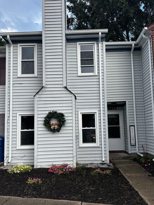 Building Photo - 716 Glenshire Dr