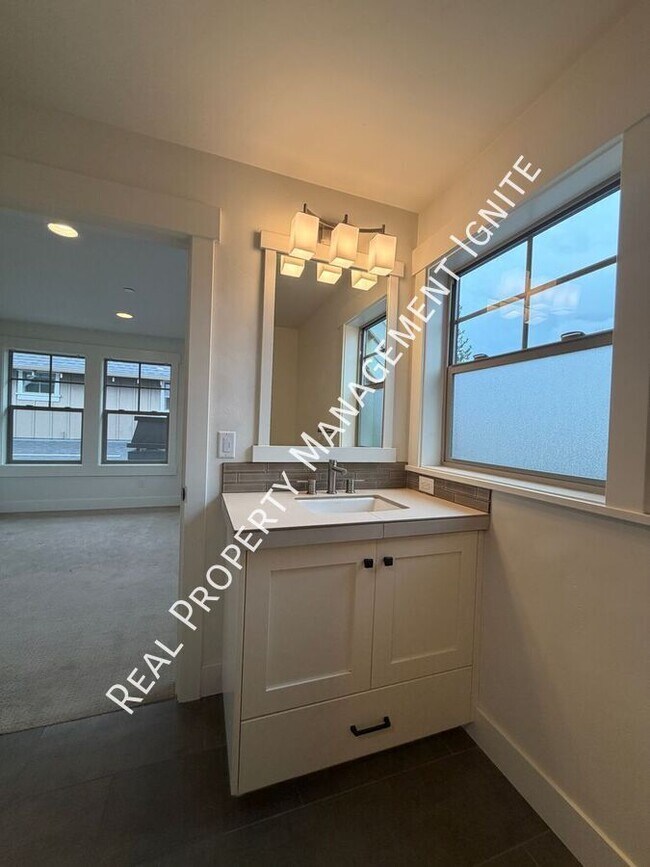 Building Photo - 1650 NW Lewis St