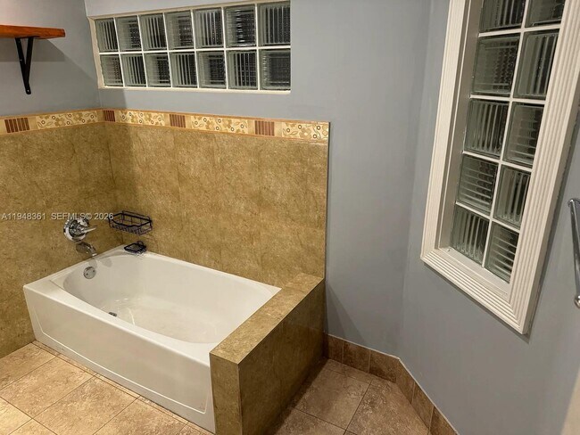 Building Photo - 812 SE 14th Ct