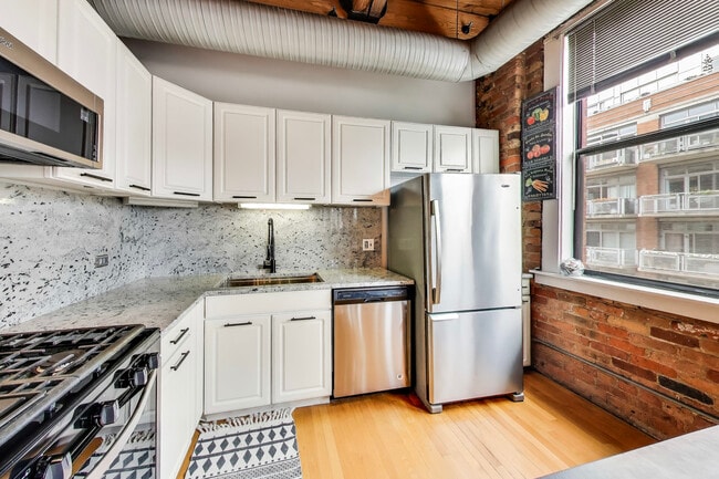 Building Photo - 913 W Van Buren St