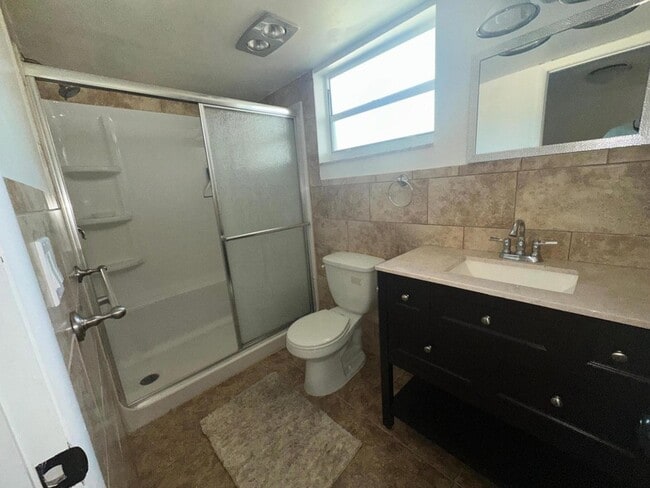 Building Photo - 715 Lori Dr