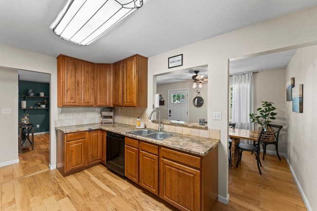 Building Photo - 417 N Coraline St