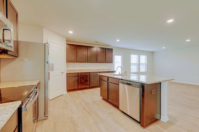 Building Photo - Beautiful Rental Home Features 5 Beds/3.5 ...