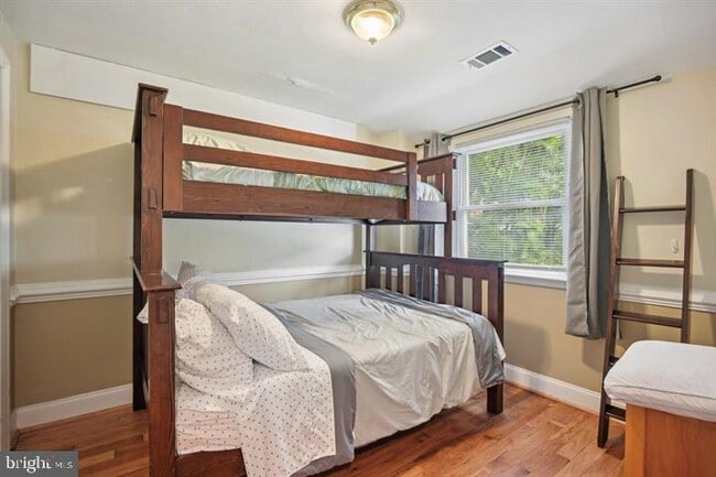 Building Photo - 3705 S Four Mile Run Dr