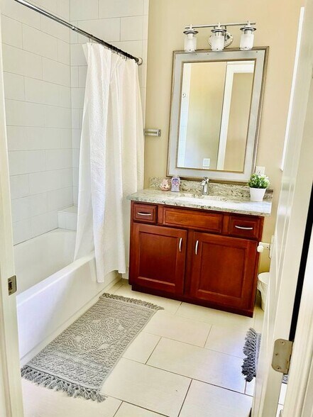 Building Photo - 257 Manor Rd