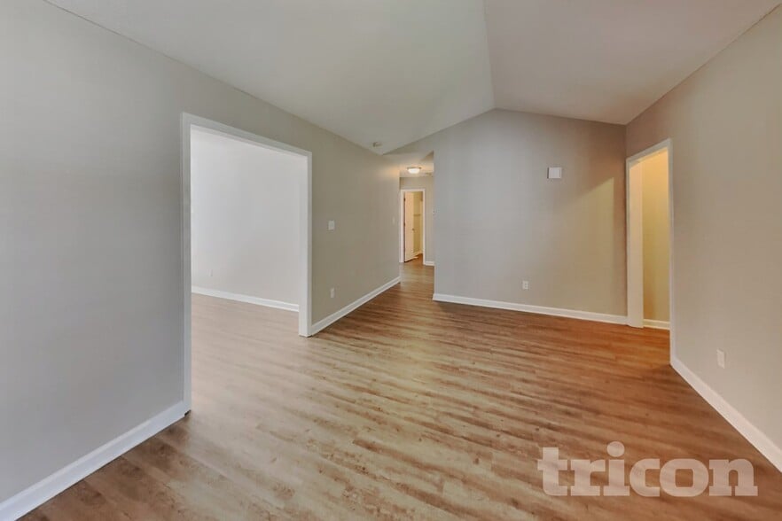 Building Photo - 2112 McKinnon Dr