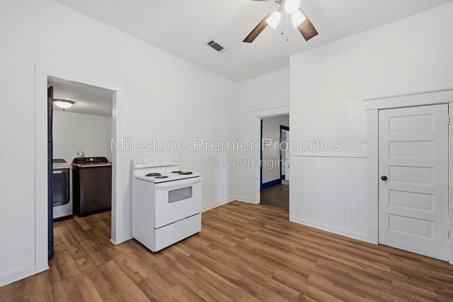 Building Photo - 605 E Woodard St