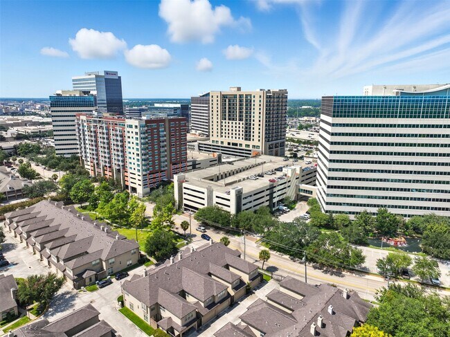 Building Photo - 1044 Memorial Village Dr