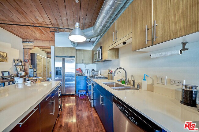 Building Photo - 530 S Hewitt St