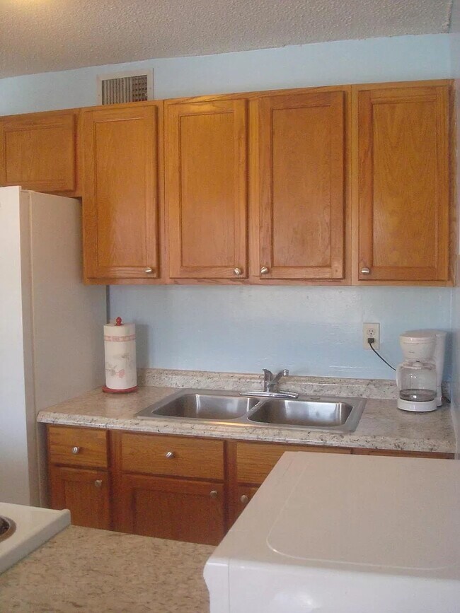 Kitchen - 415 N Halifax Ave