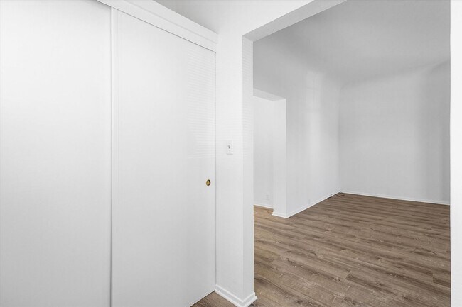 Building Photo - 1087 Park Ave
