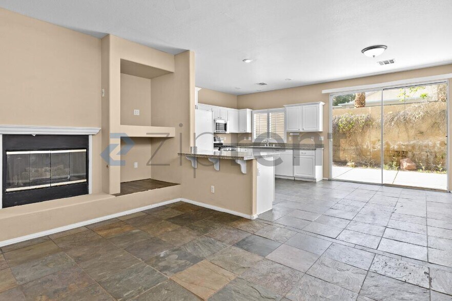 Building Photo - 2455 Silver Sunrise Ln