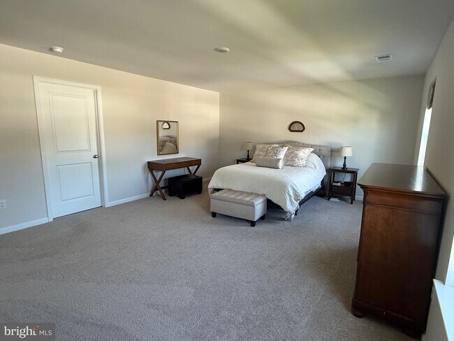 Building Photo - 13 Outsail Ave