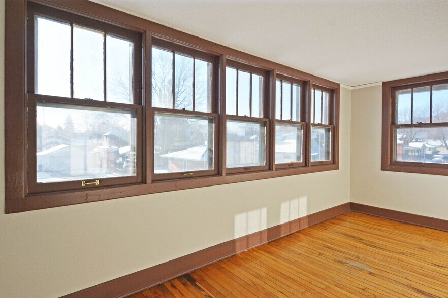 Building Photo - 447 Banfil St