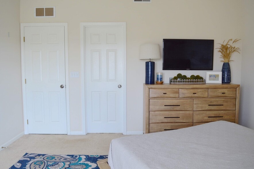 Building Photo - 5432 N Hickory St