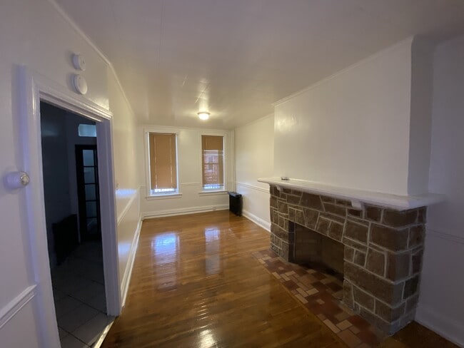 Building Photo - 903 W Poplar St