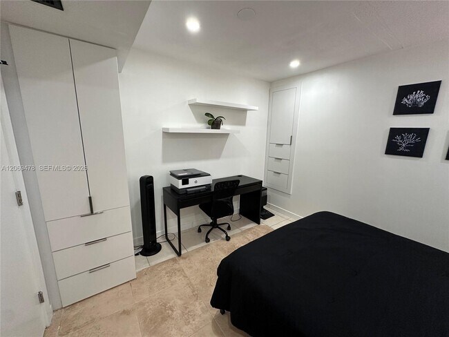 Building Photo - 6039 Collins Ave