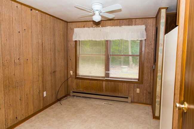 Building Photo - Country living in Cedar Grove