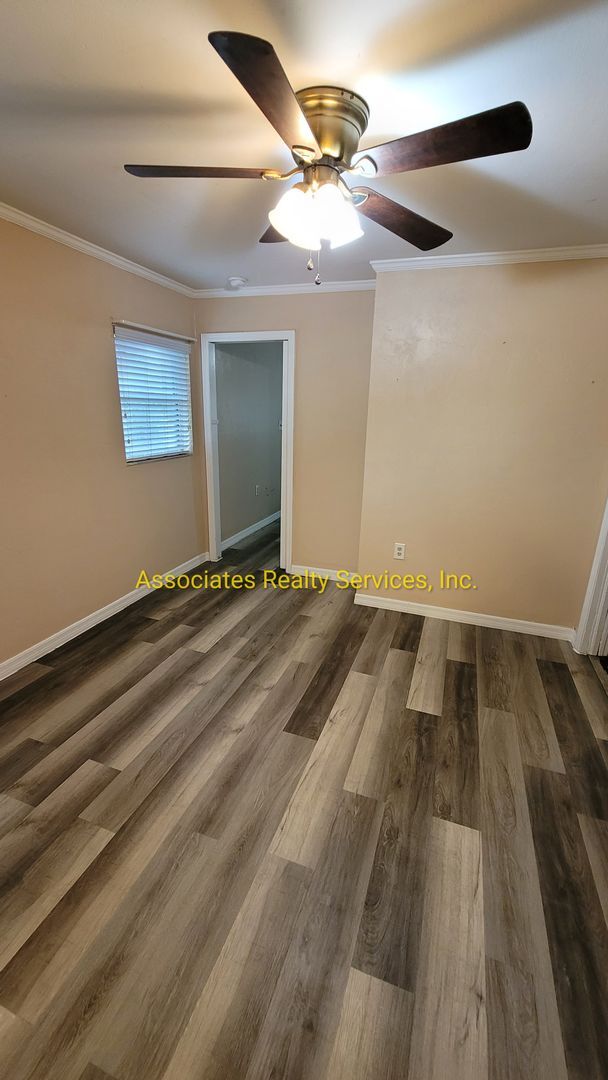 Building Photo - 4 BR, 2 BA  LOOK!!!!   ITS A STEAL!