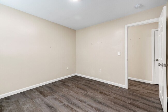 Building Photo - 3 1/2 Baltimore Street