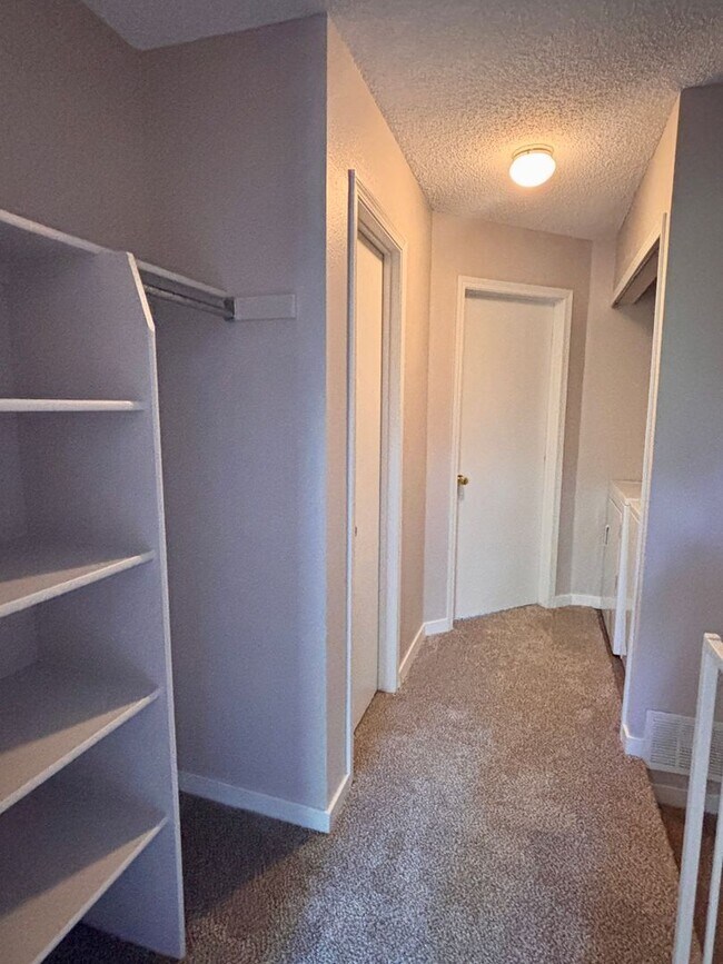 Building Photo - Newly Renovated 2-Bed Townhome Near Kingsborough Park — Available Now
