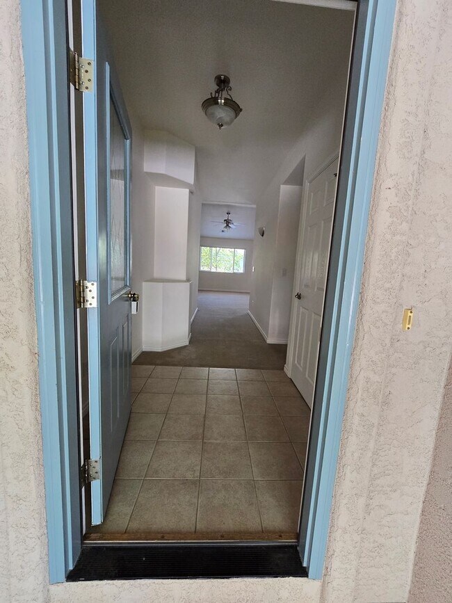 Building Photo - Beautiful single level townhouse located in quiet northwest area.