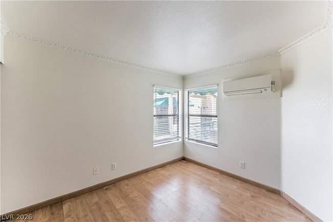 Building Photo - 460 Elm Dr