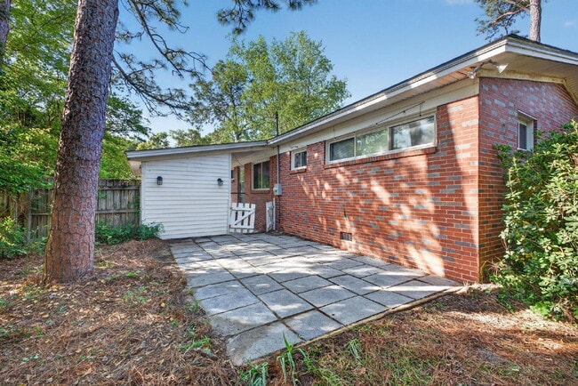 Building Photo - Brick Home AVAILABLE NOW