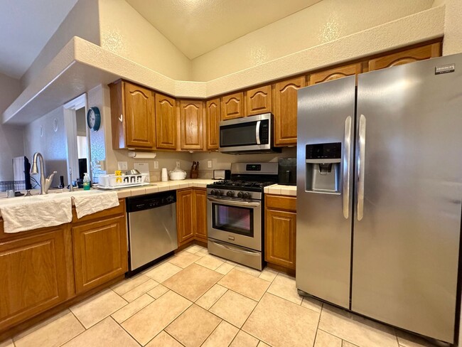 Building Photo - Don't miss this beutiful home with a  pool and mountain views