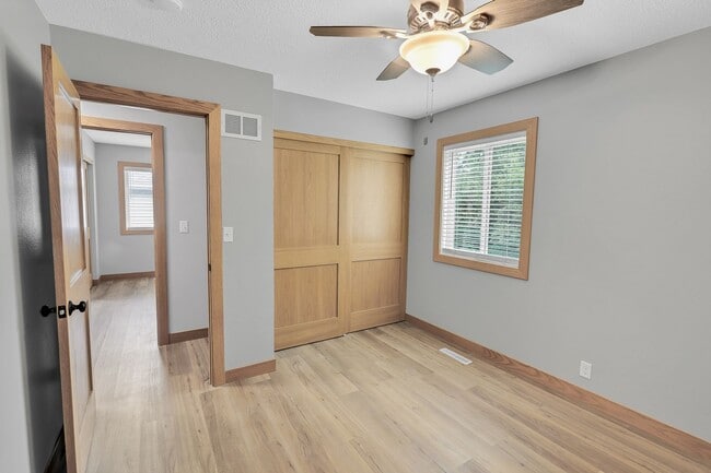 Building Photo - 3+ Bedroom Home in Quiet Neighborhood