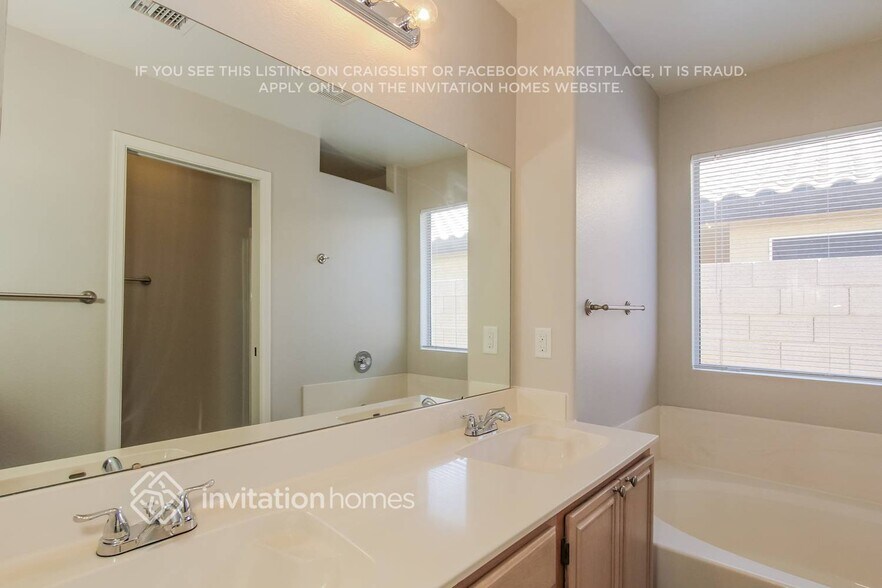 Building Photo - 8343 W Bloomfield Rd