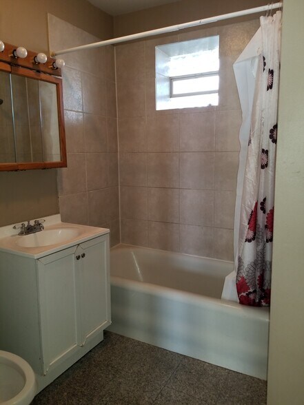 Building Photo - 4914 W 18th St